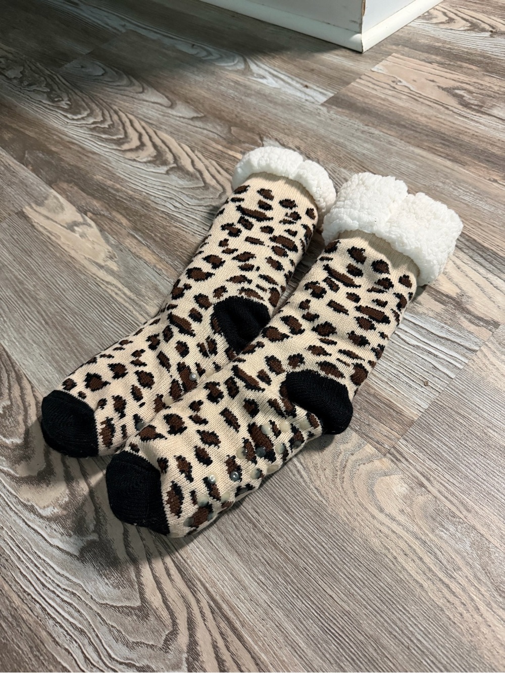 Cozy Leopard Print Sherpa-Lined Slipper Socks - Beige/Black